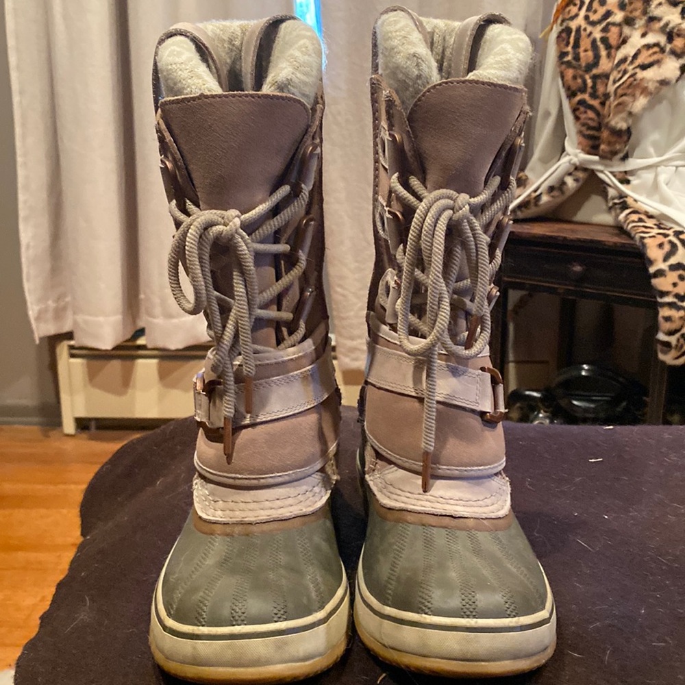 Sorel waterproof snow boots in tan & army green. Size 8.good but used condition